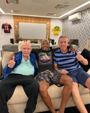 Zagallo Instagram - Nada como sair de férias e passar na casa do meu amigo Zagallo para conversar e buscar conhecimento.

Desejo um 2023 abençoado com muita fé pra você, Velho Lobo. Estamos juntos sempre. 💪🏾 #ZagalloSports
