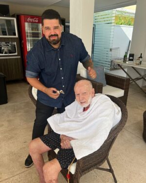Zagallo Instagram - Grande amigo @afonso.joliveira me deixando mais bonito para o fim de semana. São mais de 13 anos de parceria! 👊🏼🙌🏼
.
.
#velholobotaon