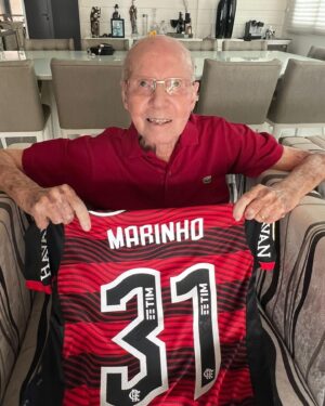 Zagallo Instagram - Obrigado pelo presente meu amigo @marinhooficial ! A camisa da final da @copadobrasil ! Desejo sorte para a proxima decisão do dia 29! 🙏🏼
.
.
#velholobotaon #campeão