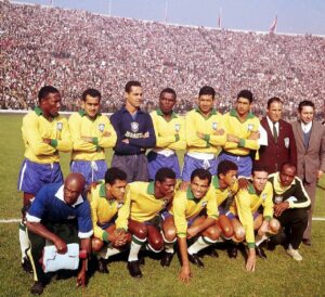 Zagallo Instagram - Aquele #tbt que poucos países podem fazer! Final da Copa do Mundo do Chile, em 62, quando vencemos a Tchecoslováquia por 3x1 e conquistamos o bicampeonato mundial!
.
.
#baudozagallo #velholobotaon