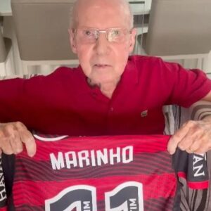 Zagallo Instagram - Obrigado pelo presente meu amigo @marinhooficial ! A camisa da final da @copadobrasil ! Desejo sorte para a proxima decisão do dia 29! 🙏🏼
.
.
#velholobotaon #campeão