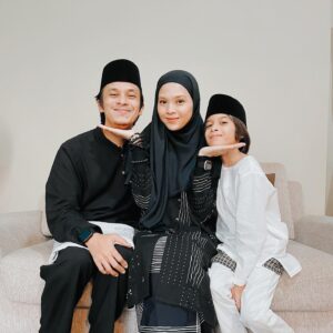 Zahiril Adzim Instagram - 100424

‎تَقَبَّلَ اللَّهُ مِنَّا وَمِنْكُم
Taqabbalallahu Minna Wa Minkum

Warna hitam putih tahun ni, sempena warna rambut Daddy Mommy. Yang putih dah makin menjadi-jadi ni. Heh.

Alhamdulillah, peringatan dari Al-Khaliq.

Begitu juga dengan perjalanan keluarga kecil kami. Dalam setiap langkah, kadang tersadung, tergolek, terseret jua. Hitam putih kehidupan, kan. Alhamdulillah Ala Kulli Hal.

Tetap bangun dan jalan terus!
Doakan kami lulus!

Maaf zahir dan batin, atas segala salah dan silap kami yang mengguris hati kalian, ya.

Selamat Hari Raya! 🤍