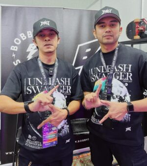 Zahiril Adzim Instagram - Well Done ! Team @bobbysansupply ⚡️! We made it. Alhamdulillah selesai sudah pengembaraan kami 66 jam untuk event terbesar raya tahun ni di @absolutbazaar . Kami budak baru belajar, banyak lagi kena belajar dan pengalaman disini kami ambik untuk ke masa akan datang. Thankyou jugak rakan2 vendor yg lain berkongsi pengalaman dan pendapat. Alhamdulillah kami berjuang smpai habis ! Barang @bobbysansupply SOLD OUT Alhamdulillah terima kasih sudi singgah shopping barang kitaorng. Yang mana x sempat tu, minta maaf banyak2. Insya Allah bnyak lagi collection2 terbaru kitaorng akan keluar lepas ni. Terus support, beli dan angkat lokal brand ! See you next time ⚡️⚡️⚡️
