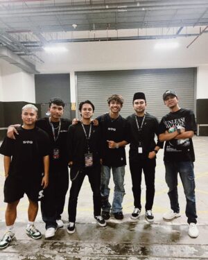 Zahiril Adzim Instagram - Well Done ! Team @bobbysansupply ⚡️! We made it. Alhamdulillah selesai sudah pengembaraan kami 66 jam untuk event terbesar raya tahun ni di @absolutbazaar . Kami budak baru belajar, banyak lagi kena belajar dan pengalaman disini kami ambik untuk ke masa akan datang. Thankyou jugak rakan2 vendor yg lain berkongsi pengalaman dan pendapat. Alhamdulillah kami berjuang smpai habis ! Barang @bobbysansupply SOLD OUT Alhamdulillah terima kasih sudi singgah shopping barang kitaorng. Yang mana x sempat tu, minta maaf banyak2. Insya Allah bnyak lagi collection2 terbaru kitaorng akan keluar lepas ni. Terus support, beli dan angkat lokal brand ! See you next time ⚡️⚡️⚡️