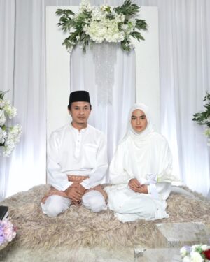 Zahiril Adzim Instagram - Betul ke Aminah kahwin dengan Dr Omar? Atau mungkin hanya mimpi semata mata 🫣🤭 

#AkuBukanUstazah 
#AkasiaTV3