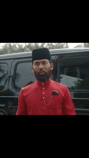Zahiril Adzim Instagram - “BS” 
Sama tapi bukan dia.Selamat Hari Raya.
Jumpa di Starvendors KLCC
29,30,31 March dan 1 April 2024
Big thanks: @elrahexclusivesetapakhq @sass_syed @elazman_ 
Collab: @beesociety.my @bobbysansupply 
@zahiriladzim @pakdinasty @kimmyscoverto @nafiez.zaidi 
Video: @cstproduction 
Kereta: @dtcmotors 
.
.
#Rayakeduapakaiapa #beesociety #bobbysan #starvendors