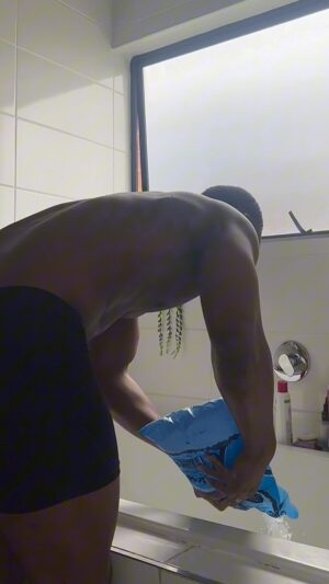 Zamani Mbatha Instagram - An early morning ice bath. I prefer first thing in the morning after my cold shower.
Cold Plunging for Men’s Mental Health:
It’s true that ice baths are good for a lot of things but the biggest thing is mental health.
It can’t hurt worse than your mind can hurt you.