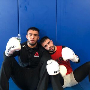 Zarrukh Adashev Instagram - К @ufc ростеру присоединился ещё один боец из Таджикистана и это мой брат Таджикский  Танк @loikradzhabov поздравляю тебя брат ❤️🫂 и вес Таджикистан 🇹🇯 ба пеш