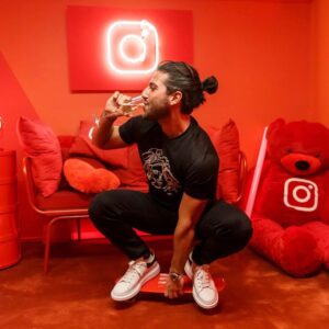 Zaven Aslanian Instagram - Je m’amuse bien dans la #RedRoom @instagram à @accorhotels_arena !