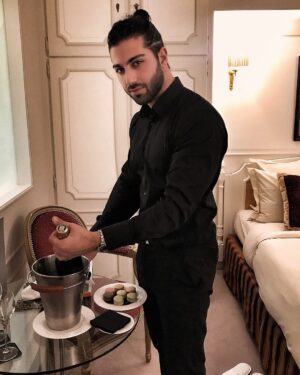 Zaven Aslanian Instagram - Bonne année 2018 à tous 🎉🎈❤️
Je vous souhaite pleins de bonnes choses, de la réussite, de l’amour et surtout la santé.