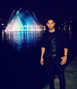 Zaven Aslanian Instagram - Je vous souhaite à tous une bonne et heureuse année 2017, que vos rêves se réalisent. Merci pour tous vos messages et petites attentions, cela me va droit au coeur, je vous embrasse ❤️