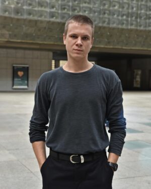 Zdeněk Piškula Instagram - „Pohybové divadlo mám hodně rád, a tak jsem věděl okamžitě, že chci roli Orlíka nazkoušet. Laterna magika je prostě Laterna magika… ✨

Nezvalův román jsem si přečetl až na poslední chvíli, ale to už jsem byl fakt rozhodnutý, že kvůli celému týmu, prostoru a souboru chci tohle představení dělat,” mluví o inscenaci Valérie a týden divů @zdenekpiskula . 

Taky už se nemůžete dočkat, až představení uvidíte? 👉 Rezervujte si své vstupenky ještě dnes a bedlivě sledujte @laternamagikaprague , ať vám neutečou žádné novinky. 

📷 @jolene_fleur 

#laternamagika #nationaltheatre #zdenekpiskula #novascena #theatre