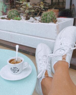 Zdenka Predná Instagram - Milujem moje nové 🤍vivobarefoot🤍Dakujem  @barefootbratislava za super prekvapko🙏🏼❤️..
... PRIMUS KNIT LUX W White... 
#vivobarefoot 
#zdravenohy  #tyjsousvatební