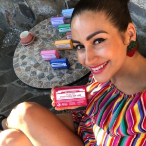 Zdenka Predná Instagram - Určite ste už počuli o kastílskych mydlách.🌱🌈💚
Ja som sa k nim vďaka @drbronnersslovakia dostala len nedávno a som šťastná, že existujú spoločnosti, ktorým nejde len o profit. Snažia sa totiž dbať aj na životné prostredie, suroviny použité na výrobu majú jasný pôvod, nevykorisťujú ich pestovateľov a neničia ich pôdu a krajinu.

🌱Zàkladom sú univerzálne kastílske tekuté mydlá s 18-timi spôsobmi použitia v 9 vôňach. 
🌈Vyrábajú tiež krásne pestrofarebné tuhé mydlá s jemnou prírodnou vôňou
🌈tekuté cukrové mydlá, ktoré hydratujú a zadržiavajú vlhkosť na pokožke
🌈telové mlieka s osviežujúcou vôňou peppermintu, limetky, levandule s pomarančom a môj obľúbený levandula-kokos
🌈 jemné balzamy na telo sú veľmi vhodné pre detičky už od narodenia 
🌈zubné pasty 
🌈a moje obľúbené balzamy na pery 🌈v neposlednom rade levanduľový dezinfekčný sprej na ruky, ktorý mám tiež vždy zo sebou.

Priznám sa, že na mňa najviac zapôsobil ich slogan ALL-ONE, čo znamená prepojenie všetkého živého. 🌱♥️💚
Veľmi rada sa spojím a podporím túto značku, pretože je jasné, že máme dočinenia s jednou s najetickejších spoločností. 
Čo je bohužial ešte stále rarita.🌱 
 

💚Kúpou týchto produktov, pomáhame robiť svet lepším a práve preto, sú už natrvalo súčasťou našej domácnosti💚🌱

#drbronnersslovakia 
#prirodnakozmetika #banskastiavnica #slovensko  #utorok
#veganslovakia 
#AllOne
#fairtrade 
#crueltyfree 
#fashionforward