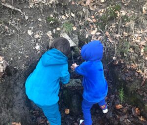 Zdenka Predná Instagram - 🧿BLUE ROZSA BROTHERS🧿
 
Takto pred týždňom, som bola rozcitlivená, aký sú už veľkí a rozumní..
A potom sa 2 dni nonstop hádali a bili😅🤯. 
Je to tak, raz sme hore, raz sme dole.. 
Viac ako inokedy si uvedomujeme pojem rodina a domov.
Ja som vďačná za veľkorysosť našeho mesta a okolia, vďaka ktorému sa to dá prežiť.
Držím Nám všetkým palce, nech už je to za nami🙏🏼❤️🌈
Bozkávam 🌞
...
Ps: Ozvala sa mi moja teta Anka, že by chcela obliekať chalanov, má vlastnú značku @kamajoka.sk , kde sama šije nádherné vecicky pre deti mamičky, babičky 😀Veľmi som sa potesila🙈. Šije z kvalitnych ekologickych látok, ktore su vyrabane v CZ a na SK..
Takze mozno to niekomu pomôze, ked sa vsetko nakupuje online.
.
Okuliare sme dostali od @sdetmi_sk 🙏🏼.. sú nezlomiteľné..a fakt krásne..

#banskastiavnica #tajchy #kolpachy #banskystudenec #🌈