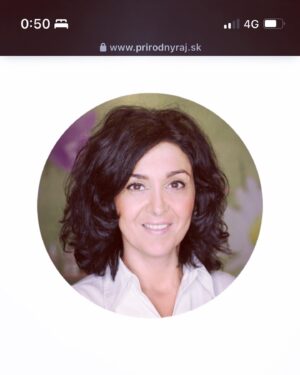 Zdenka Predná Instagram - To je ONA!

Saška z @prirodnyraj 🌱

Žena, ktorá ma inšpirovala, že sa to dá ešte lepšie, ešte udržateľnejšie a ľudskejšie.. 
Deje sa to!
Proste vliala do mňa nádej, že na svete JE a môže byť ešte krajšie. 
Vďaka ľudom, ktorý to robia z presvedčenia a s obrovskou energiou a odhodlaním!🙏🏼🌺
 
O čo ide?

DEMETER.. 
Vedela som, že tento farebný obdĺžnik zaručuje kvalitu biodynamických produktov vyššej rady ako Bio. 
Ale netušila som, že je to až tak náročné, a zároveň láskavé.. 
Proste ma to dostalo! 

Nevedela som, že
Biodynamické poľnohospodárstvo má navyše od organického poľnoh.
Metafyzické a Duchovné korene
Je oveľa popredu, lebo pracuje so životnou silou matky prírody. 
Rastliny sa zbierajú, keď majú najvyššiu možnú účinnosť podľa lunárneho kalendára, položenia hviezd a planét s cielom LIEČIŤ ZEM 
a pestovať potraviny bohaté na živiny bez použitia chemikálii.
Je to komplexný holistický prístup, ktorý vytvára spojenie medzi FARMÁROM, PÔDOU, RASTLINAMI, ZVIERATAMI a VESMÍROM 🪐🌸..
No nádhera!! 

Čo som tiež nevedela, že Saška má 3 vysoké školy, ona mi to normálne zatajila, skoro som odpadla, keď som zistila, že študovala PRÁVO, POLITOLÓGIU A FYZIOTERAPIU.. Saši!!!🌸

A posledná vec
 @prirodnyraj je jediný obchod na SVETE!!! 🌝💥, kde môžete nájsť všetky kozmetické produkty v DEMETER kvalite pokope! Sila čo?
Saška sa so všetkými výrobcami pozná osobne, navštevujú sa a mala možnosť nazrieť im priamo do kuchyne a že to aj urobila o tom nemám pochýb!!!

Tak a pre tých, ktorých to zaujíma a prečítali až do konca, mám špeciálny darček!!
Napíš do komentu, 
🌺či si sa už stretla s demeter označením
🌸či si vedela aj predtým čo to znamená
🍀prípadne o aký produkt, potravinu sa jedná a ako si bola spokojná ...

alebo klasicky napíš aspoň 🪐🌸🐋
a približne o mesiac vyberiem možno práve teba a darujem ti moje obľúbené produkty ktoré už mám vyskúšané🌺..
a samozrejme sleduj @prirodnyraj 
.. čaute!! 🥰

#holistic #demeter #biodynamicproducts #prirodnyraj