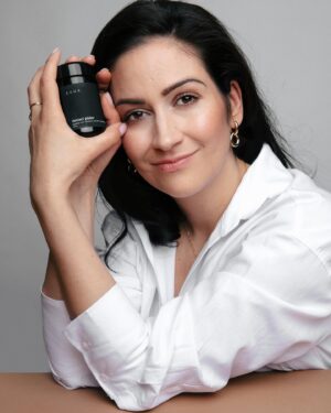 Zdenka Predná Instagram - Čistiaci púder
Poskytuje hĺbkové, ale zároveň jemné čistenie pleti a exfoliáciu.
Odstraňuje suchú a odumretú pokožku, make-up a iné nečistoty z pórov.Pleť je ihneď po vyčistení revitalizovaná, hladká a rožiarená.
Čistiaci púder ZUNA obsahuje väčšie množstvo koloidného ovsa, ktorý je vynikajúcou anti-ageing nedráždivou zložkou. Pokožke ponúka svoje regeneračné a ochranné vlastnosti, a preto je vhodný pre ošetrenie poškodenej alebo senzitívnej pokožky. Má prirodzenú čistiacu schopnosť, a to bez toho, aby spôsoboval vysušovanie a iritovanie pleti.
Kaolín dodáva čistiacemu púdru potrebné minerály, pleť efektívne zbavuje prebytočného mazu a mierne ju exfoliuje.
Vitamín C stimuluje metabolizmus spojivkového tkaniva a enzýmy zodpovedné za produkciu kolagénu. Má regeneračné a hojivé účinky. Zlepšuje nečistú a zapálenu pokožku a spolu v synergii so sladkým drievkom, intenzívne redukuje starecké škvrny.
Inulín posilňuje kožný mikrobióm, a tak zvyšuje jej odolnosť voči škodlivým vonkajším faktorom. Vytvára na pokožke film, ktorý zabraňuje nadmernej strate vody z epidermis. Alantoín stimuluje hojivé procesy a výrazne zmierňuje podráždenie.
foto: @katarinabell makeup: @alena.schulczova_makeup.hair #zunacosmetics #naturalcosmetics #prirodnakozmetika #skinlovers #zdravapokozka #cistiacipuder #exfoliacia #naturalskincare