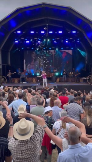 Zé Amaro Instagram - Que tarde Esmeriz ❤️‍🔥
Que público incrível 🙏
Obrigado pela forma tão bonita com que nos receberam, estão no meu coração ❤️‍🔥

Próximos shows⬇️
19
Vila Nova da Baronia, Alvito - Beja
20
Lemenhe - Vila Nova de Famalicão
21
Paredes - Festas da Cidade
22
Caldas de São Jorge - Feira
24
Oliveira do Hospital - ExpOH
25
Lustosa - Lousada
26
Sousanil - Santa Maria da Feira
27
Correlhã - Ponte de Lima
28
Arões São Romão - Fafe
29
Meixedo - Bragança
31
Sanxenxo - Espanha

#tourcowboyportugues #zéamaro #sdasvelas #velas #ilhadesaojorge #açores #nóquenãodesata #zeamarotour #zeamaro #homemdesonhos #omeucaminho #meucoracaodecowboyapaixonado #casinha #casinhabranca #cowboy #festadecowboy #aluatueeu #cowboyappaixonado #aminhaestrada #cowboyportugues
