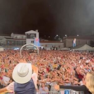 Zé Amaro Instagram - Obrigado Frazão ❤️‍🔥
Foram aos milhares, a cantar numa só voz
Juntos temos vivido momentos únicos❤️‍🔥
Estão no meu coração ❤️‍🔥

Próximos shows⬇️

27
Evento Privado 

28
Caíde de Rei - Lousada-23h

29
Ataíde Vila Meã - Amarante-22h

30
São Pedro Fins - Maia-22h

Julho:

4
Ilha de São Jorge - Açores 

6
Brufe - Vila Nova de Famalicão 

7
Estela - Póvoa de Varzim 

11
Parchal - Lagoa - Algarve 

12
Covilhã - Feira de São Tiago 

13
Ancede - Baião

14
Esmeriz - Vila Nova de Famalicão -17h

19
Vila Nova da Baronia, Alvito - Beja 

20 
Lemenhe - Vila Nova de Famalicão 

21
Paredes - Festas da Cidade 

22
Caldas de São Jorge - Feira

24
Oliveira do Hospital - ExpOH

25
Lustosa - Lousada 

26
Sousanil - Santa Maria da Feira 

27
Correlhã - Ponte de Lima 

28
Arões São Romão - Fafe 

29
Meixedo - Bragança 

31
Sanxenxo - Espanha 

#tourcowboyportugues #zéamaro #sanjoaninas #merchdesign #zeamarotour #zeamaro #homemdesonhos #omeucaminho #meucoracaodecowboyapaixonado #casinha #casinhabranca #cowboy #festadecowboy #aluatueeu #cowboyappaixonado #aminhaestrada #cowboyportugues