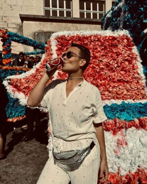 Zé Lopes Instagram - O DIA DO CORTEJO ✨
Este post podia ser um anúncio à @superbock , mas sou só mesmo eu a aproveitar o dia mais especial para todos os estudantes de Coimbra : o dia do cortejo. 
Vi tanta gente feliz no domingo passado… Pais orgulhosos pela formação dos filhos. Avós com lágrimas nos olhos. Segundanistas em cima dos carros a cantar as músicas da cidade. Cartolados abraçados e felizes por estarem a honrar o curso e a finalizarem um ciclo. E também eu fiz parte dessa bolha de amor, porque fui muito abraçado por vocês. Obrigado. A felicidade contagia-se. 
Foi inevitável lembrar-me também dos esforços que os meus pais tiveram de fazer há uns anos para que eu concluísse a minha formação. Devo-lhes tudo o que tenho hoje. E prometo que um dia vou compensá-los por tudo. Porque a vida é justa e vai permitir que o faça. Eu acredito. ❤️