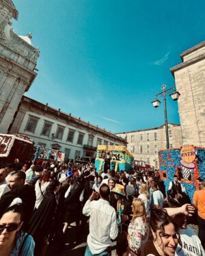 Zé Lopes Instagram - O DIA DO CORTEJO ✨
Este post podia ser um anúncio à @superbock , mas sou só mesmo eu a aproveitar o dia mais especial para todos os estudantes de Coimbra : o dia do cortejo. 
Vi tanta gente feliz no domingo passado… Pais orgulhosos pela formação dos filhos. Avós com lágrimas nos olhos. Segundanistas em cima dos carros a cantar as músicas da cidade. Cartolados abraçados e felizes por estarem a honrar o curso e a finalizarem um ciclo. E também eu fiz parte dessa bolha de amor, porque fui muito abraçado por vocês. Obrigado. A felicidade contagia-se. 
Foi inevitável lembrar-me também dos esforços que os meus pais tiveram de fazer há uns anos para que eu concluísse a minha formação. Devo-lhes tudo o que tenho hoje. E prometo que um dia vou compensá-los por tudo. Porque a vida é justa e vai permitir que o faça. Eu acredito. ❤️