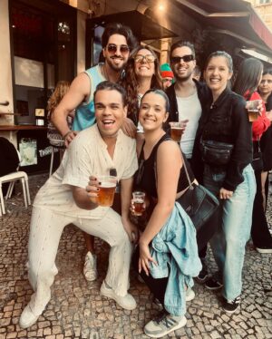 Zé Lopes Instagram - O DIA DO CORTEJO ✨
Este post podia ser um anúncio à @superbock , mas sou só mesmo eu a aproveitar o dia mais especial para todos os estudantes de Coimbra : o dia do cortejo. 
Vi tanta gente feliz no domingo passado… Pais orgulhosos pela formação dos filhos. Avós com lágrimas nos olhos. Segundanistas em cima dos carros a cantar as músicas da cidade. Cartolados abraçados e felizes por estarem a honrar o curso e a finalizarem um ciclo. E também eu fiz parte dessa bolha de amor, porque fui muito abraçado por vocês. Obrigado. A felicidade contagia-se. 
Foi inevitável lembrar-me também dos esforços que os meus pais tiveram de fazer há uns anos para que eu concluísse a minha formação. Devo-lhes tudo o que tenho hoje. E prometo que um dia vou compensá-los por tudo. Porque a vida é justa e vai permitir que o faça. Eu acredito. ❤️