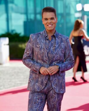 Zé Lopes Instagram - O @goncalomello disse-me “este ano vamos arriscar”. Pois que seja… 😅
Está tudo pronto para a “Festa de Verão @tvioficial “. ❤️

Styling @goncalomello 
Fato e camisa @elisabethvideira.oficial 
Sapatilhas @aldo_shoes 
Relógio @onewatchcompany_