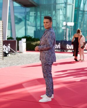Zé Lopes Instagram - O @goncalomello disse-me “este ano vamos arriscar”. Pois que seja… 😅
Está tudo pronto para a “Festa de Verão @tvioficial “. ❤️

Styling @goncalomello 
Fato e camisa @elisabethvideira.oficial 
Sapatilhas @aldo_shoes 
Relógio @onewatchcompany_