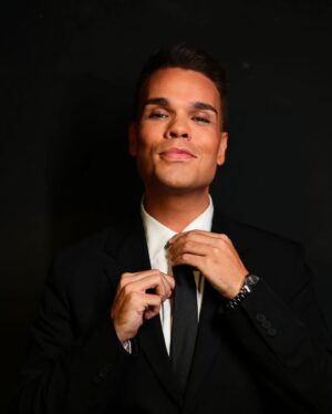 Zé Lopes Instagram - Estas fotografias mostram o último visual que o @goncalomello escolheu para mim. Posso garantir que o que vou usar amanhã na “Festa de Verão” é surpreendente 😉
De que cor acham que vou? 😜