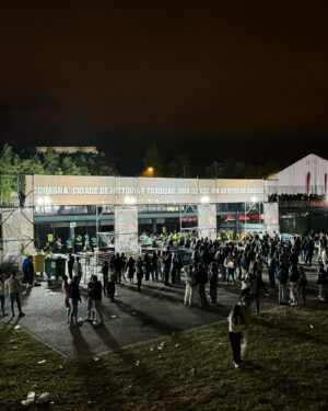 Zé Lopes Instagram - Voltar a Coimbra com os amores que esta cidade me deu é sempre mágico. E voltar como embaixador da melhor queima das fitas do país torna tudo ainda mais especial. As melhores noites voltaram ao parque da canção e ontem com LOTAÇÃO ESGOTADA! Só quem esteve presente sabe o ambiente que se viveu! Épico épico épico! 
Hoje estou novamente à vossa espera para construirmos memórias felizes juntos. Para isso podem comprar os bilhetes aqui: aac.bol.pt
Até logoooo! Cheguem cedo que o @nininhovazmaia_ vai arrasar muitoooo ❤️💃
#parceria @queimadasfitascoimbra