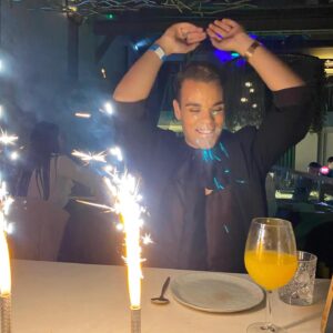 Zé Lopes Instagram - A vida é o que quisermos fazer dela. E eu escolhi fazer da minha vida, uma festa. Nesta festa, apesar das entradas serem rigorosas, quem entra, já não sai. E tenho sorte de ter encontrado, ao longo dos anos, os melhores convidados. Vejam o último vídeo deste carrossel para perceberem do que estou a falar. 😉
E vocês, o que escolheram fazer das vossas vidas? ❤️