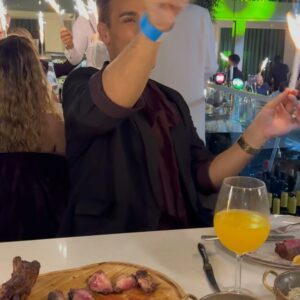 Zé Lopes Instagram - A vida é o que quisermos fazer dela. E eu escolhi fazer da minha vida, uma festa. Nesta festa, apesar das entradas serem rigorosas, quem entra, já não sai. E tenho sorte de ter encontrado, ao longo dos anos, os melhores convidados. Vejam o último vídeo deste carrossel para perceberem do que estou a falar. 😉
E vocês, o que escolheram fazer das vossas vidas? ❤️