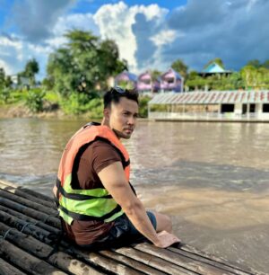 Zenn Kyi Instagram - Man and nature 💚