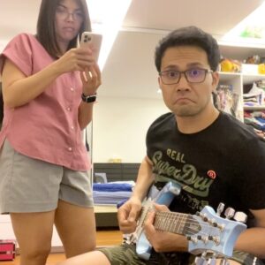 Zenn Kyi Instagram - #TB Just for fun ပါ..
Neo classical minor scale ကျင့်နေသူကို J Lo ရဲ့ခန္ဒာကိုယ်ဘယ်လောက်လှကြောင်း ရက်ရက်ရောရောလာပြနေသူ.. 😄