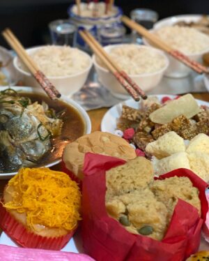 Zenn Kyi Instagram - နှစ်သစ်ကူးညက တရုတ်ရိုးရာကန်တော့ 🐇💛🙏🧧🥮🥠🥢