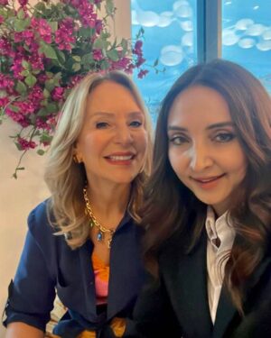 Zerrin Nişancı Instagram - Akşama bekliyoruz 🎉🎉🎉 @sadakatsizdizi @medyapimresmi @kanald Kolyem küpem her zamanki gibi @the_ninon 🙏 @ahmetgencehan @mertaslanfashion