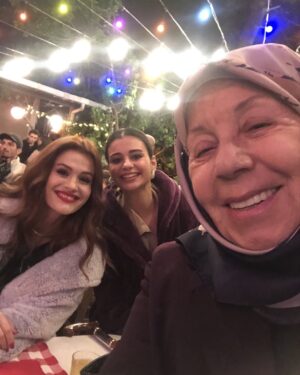 Zerrin Sümer Instagram - Aynı dizide 1,5 yılda birkaç kere bir araya geldik Burcu ve Damla ile . Ben onları sizler gibi dizideki oyunculuklarıyla tanıdım . Son set gecesi de sohbet ettik çekim aralarında aynı masada . O saatlerin nasıl geçtiğini anlamadım diyebilirim ( çok  kalabalık ve  hareketli sahneler uzun süren  zaman  içinde oluyor , sizlerin  3 veya 5 dakikada izlediğiniz sahneler ) Bir kişiyi bazen 1 dakikada seversin bazen bin dakikada bile ısınmaz yüreğin . İşte bu iki güzelden söz ediyorum .  Burcu ve Damla yolunuz başarılarınız açık olsun ki olacaktır eminim . İkinizi de yürekten kutluyorum kucaklıyorum öpüyorum . Yaşadığım sürece nerdesiniz takip edeceğim 😄 😘😘❤️