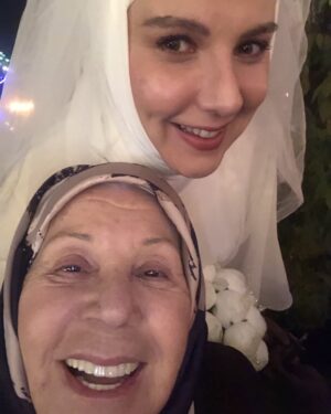 Zerrin Sümer Instagram - Son çekim günü setten , Ömer dizisinden bir sevdiğim daha .Gamze , sizler Şükran diye çok sevdiniz , ben  Gamzeyi  de sevdim . Çocuklar samimiyetle yazıyorum . 54 bölüm çalıştık 1, 5 sene .  Kalabalık bir ekiptik bir kere bile ufacık da olsa tartışma bir anlaşmazlık bir sürtüşme olmadı . Ne gördüm ne de  duydum . Saygı anlayış sevgi içinde çok keyifli bir çalışma oldu .  Bu çok önemli bilirsiniz . Bu ortamı yaşamak ve yaratmak çok önemli . Şimdi bu vasıtayla göremediklerin de var tüm ekibe sevgilerimi yolluyorum teşekkür ediyorum kucaklıyorum sağlıklı güzel güzel günler diliyorum .😘❤️
