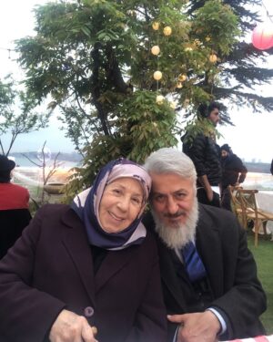 Zerrin Sümer Instagram - İşte benim Reşat’ım duygulu hassas kibar beyfendi düşünceli nazik oğlum ( aktörlüğünü biliyorsunuz zaten ben kişisel özelliklerini söylüyorum ) 54 bölüm ana oğul olduk , her şeyiyle  aynı işte aynı sahnede olmaktan keyif aldım mutlu oldum .. Teşekkür ederim Barış oğlum ❤️👏kim bilir belki yine kesişir yolumuz , inşallah 🙏