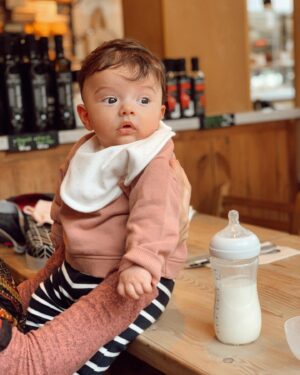 Zeynep Anıl Tatdıran Instagram - #tb 
Onlar karidesli makarna yerken ben süt mü içicem?

#babyfeeding #happybaby