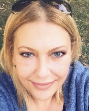 Zeynep Eronat Instagram - Aaa kasım ayındaki selfie mi buldum...Şairler parkında güzel bir sonbahar günüydü...göz rengimle oynadım valla çok merak ediyordum mavi göz nasıl durur bende diye🤓🤓🤓🤓🤓...#şairlerparkı #beşiktaş #selfie #sonbahar #güzelbirgün #umut #sağlık