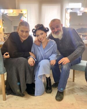 Zeynep Eronat Instagram - Bir set..Bir hazırlık odası..Bir tatlı Larissa,bir canım Hakan❤️❤️❤️