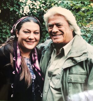 Zeynep Eronat Instagram - Eski fotoğrafları buldum..Cüneyt Bey le 63 bölüm çalıştığımız “SERSERi”dizisi sanıyorum 2002-2003 yılları..Hayatımın en şahane dizi setlerinden biriydi..YağmurAjans,yapımcı eşsiz insan Osman Yapmurdereli yi ve Cüneyt Arkın ı rahmet,sevgi ve saygıyla anıyorum..Bu ne güzel bir gündü hatırlıyorum.❤️❤️❤️❤️@cüneytarkın @osmanyağmurdereli #serseridizisi #serseri #dizi #emirgan @istanbul #nostalji