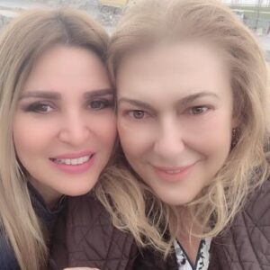 Zeynep Eronat Instagram - Biraz soğuk,biraz rüzgar..ama çoookkk sevgi var ❤️❤️❤️❤️ @muge_ulusoy
