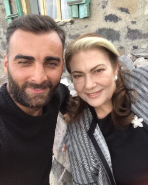 Zeynep Eronat Instagram - Öğrencimdi set arkadaşım oldu canım Ercancığım..Benim efendiler efendisi güzel oğlum..Nasıl sevindim anlatamam❤️❤️❤️❤️ Şimdilik kamera arkasında  ama ilerde ne olur belli olmaz..O kadar oyunculuk öğrendi artık ufak ufak zamanıdır.. #dizi #set @uzakşehrinmasalı @foxtv #öğrenci @ercanncalli @kars @sakm_online