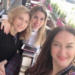 Zeynep Eronat Instagram - Hayat sizle güzel canlarım benim❤️❤️❤️😘😘😘 @yesimguloffical @muge_ulusoy dostluk#can#eğlence#pozitif#enerji#şans#neşe #zeyneperonat #mügeulusoy #yeşimgül
