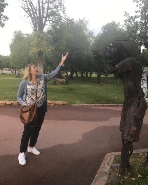 Zeynep Eronat Instagram - Yönetmen motor demiş mahsuscuktan,Zeynep başlamış sahneye 😁😁😁 #geridönüşüm #park #metalatık #sanayi #sanat #heykel #antalya