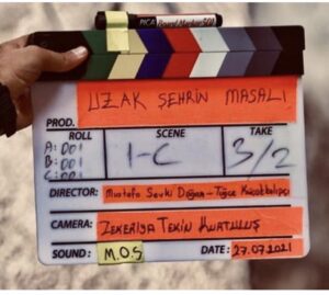 Zeynep Eronat Instagram - E bu kadar ayrılık yetmişti gayrı değil mi ? Eylülde fox tv de buluşacağız inşallah… @foxturkiye @uzaksehrinmasali.fox #kars #dizi #tv