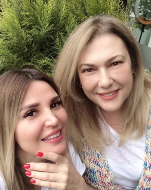 Zeynep Eronat Instagram - Bu fotoğrafın başrolünde Müge nin tırnakları oynuyor 😀😀😀@mügeulusoy