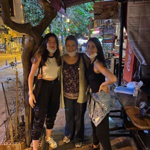 Zeynep Eronat Instagram - Biliyorum ama açık havada 2 saniye de çektik bu fotoyu benim fıstık peri kızları öğrencilerimle❤️❤️❤️